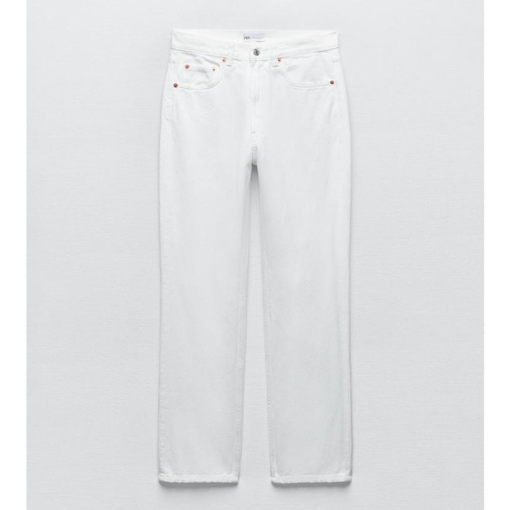 Never worn tags on white Zara straight leg jeans. High rise, regular length.